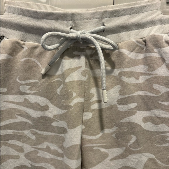 TLF Apparel Camo Joggers Beige Gray Zip Pockets Size Medium - Picture 4 of 10